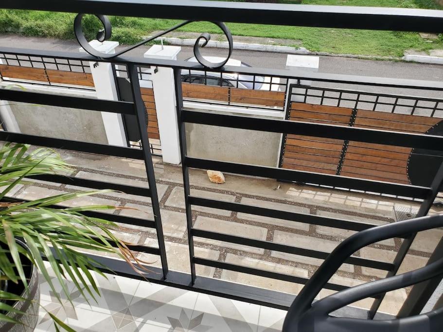 'The Solace' New Luxury Modern 1Bed 1Bath Apt. Portmore Kültér fotó